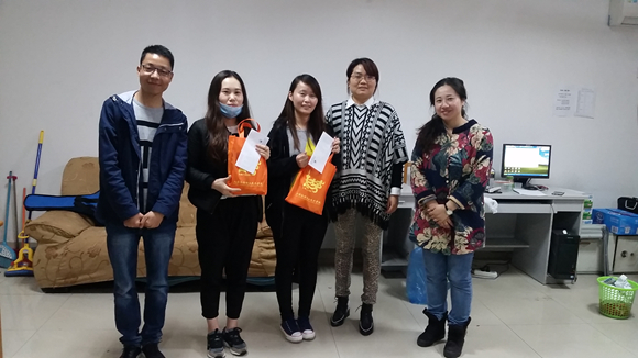 2016年春季学期家庭经济特殊困难学生发放补助（商学院杨凤梅、李欣欣）.jpg
