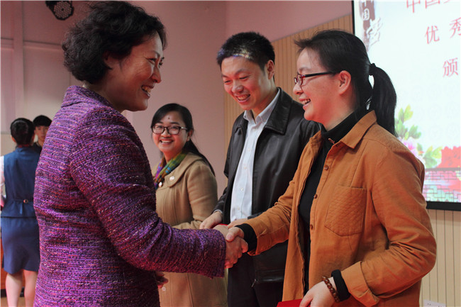 民办高校党工委王辛老师为东海学院颁发优秀组织奖奖.jpg