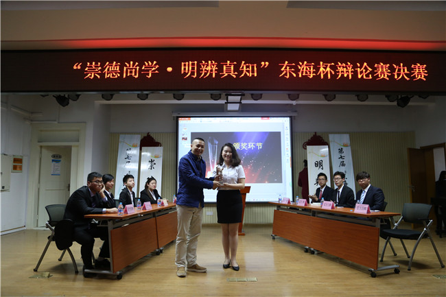 彭厉州老师与获奖同学合影.jpg