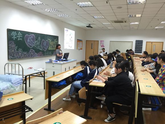 辛诗卉组织班级同学开展感恩励志教育团支部活动.jpg