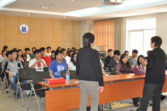 3.马来西亚精英大学招生负责人向与会人员介绍留学项目.JPG