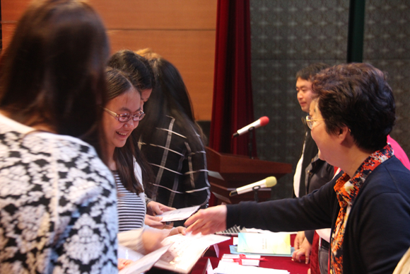 4.校领导为获奖学生代表颁发荣誉证书.JPG