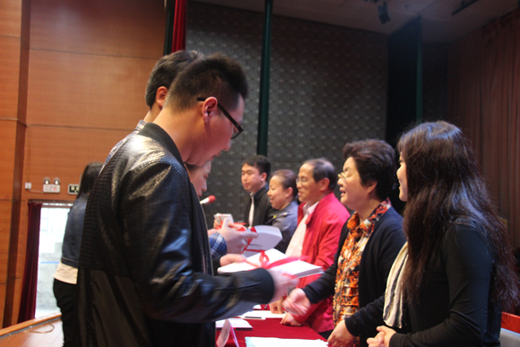 3.校领导为获奖学生代表颁发荣誉证书.JPG