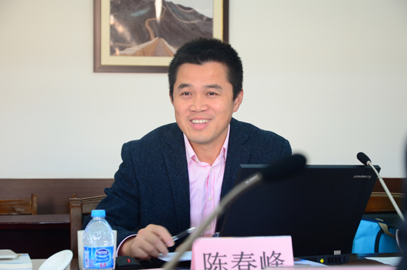 10.辅导员队伍建设督查组陈春峰向与会人员提问.JPG