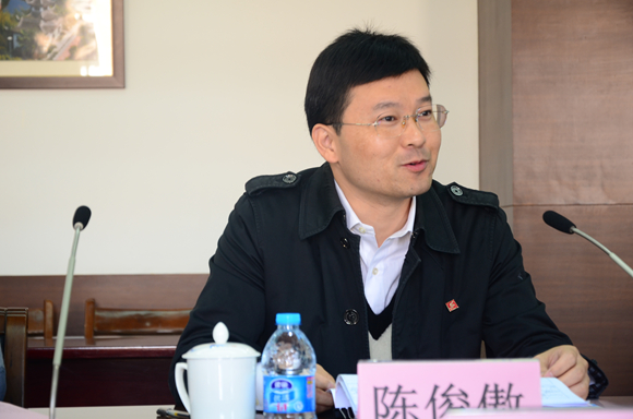 9.辅导员队伍建设督查工作组副组长陈俊傲向与会人员提问.JPG