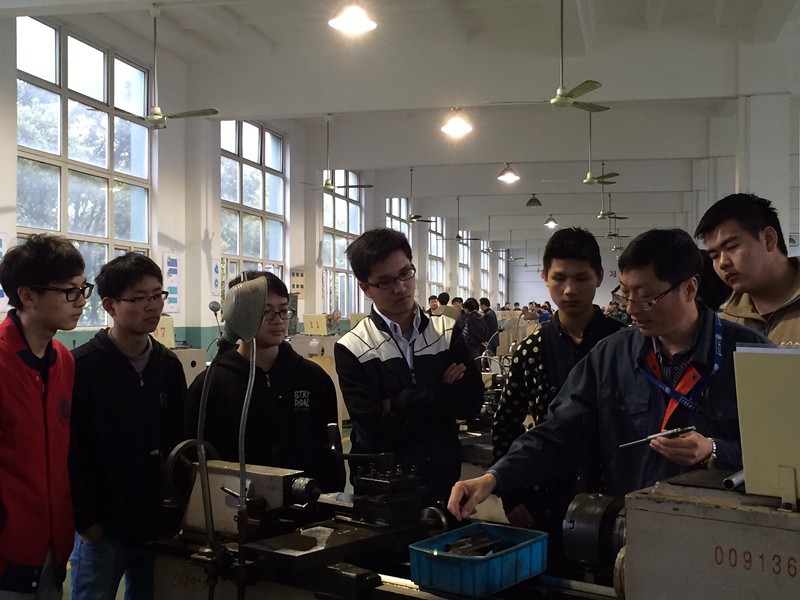 图1.指导老师悉心指导学生.jpg